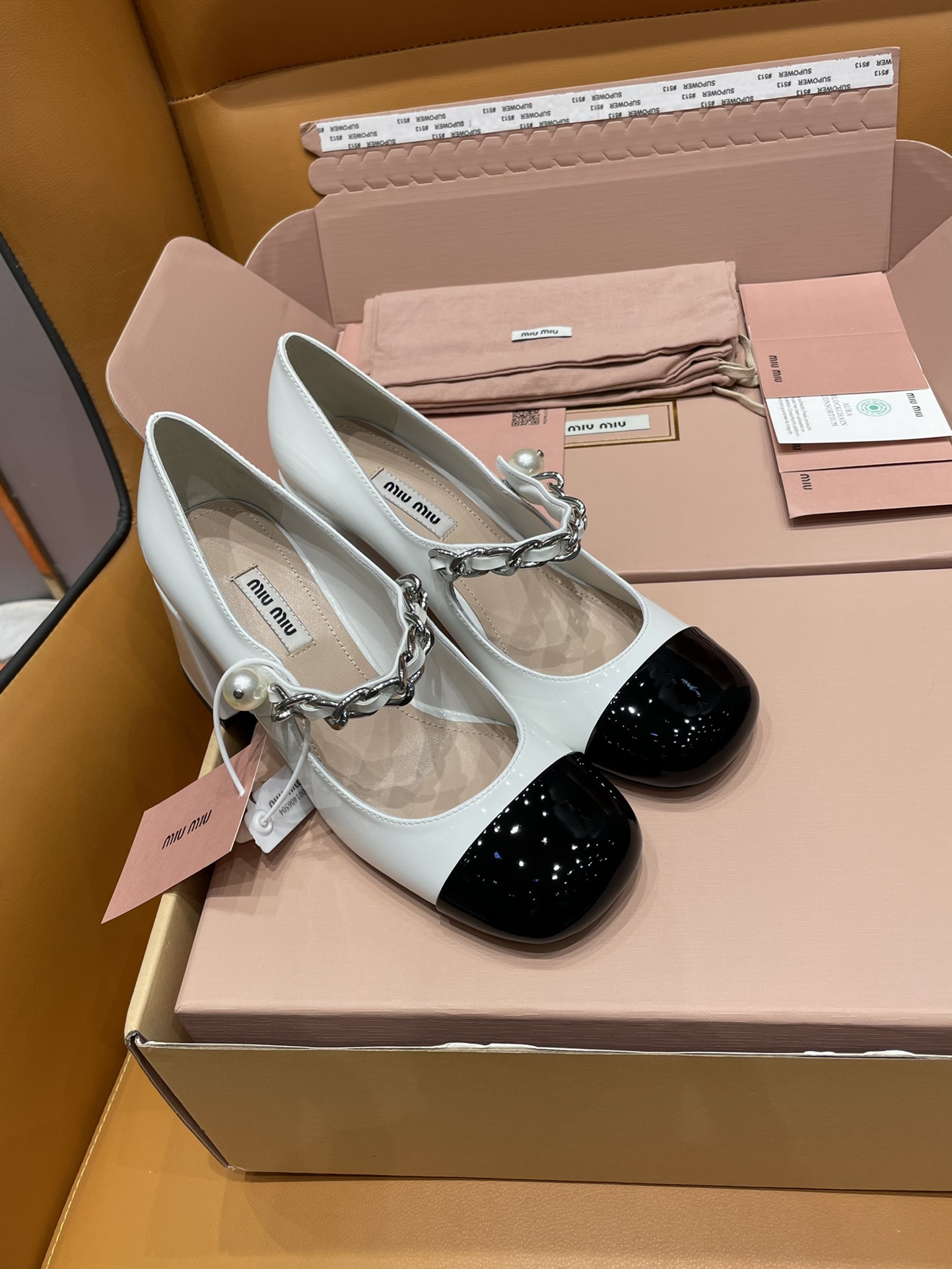 MiuMiu 투톤 체인 펌프스 (+2color)