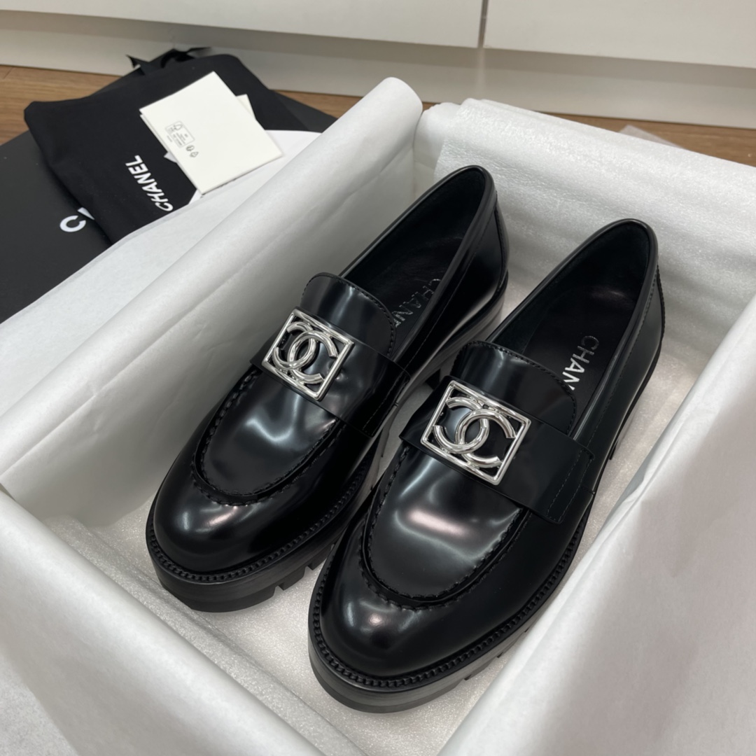 Chanel 25cc Logo loafer