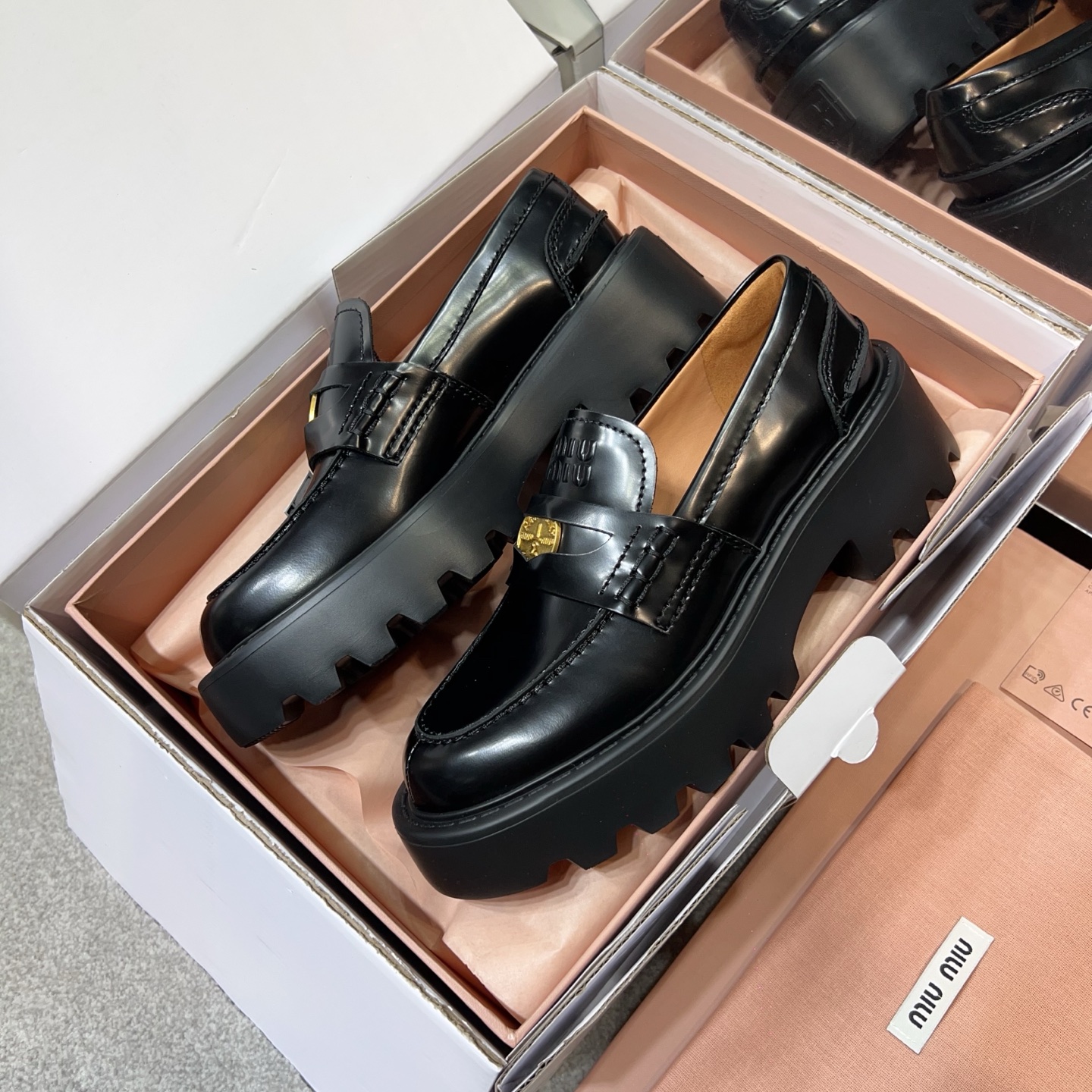 MIUMIU 코인장식 레더 로퍼