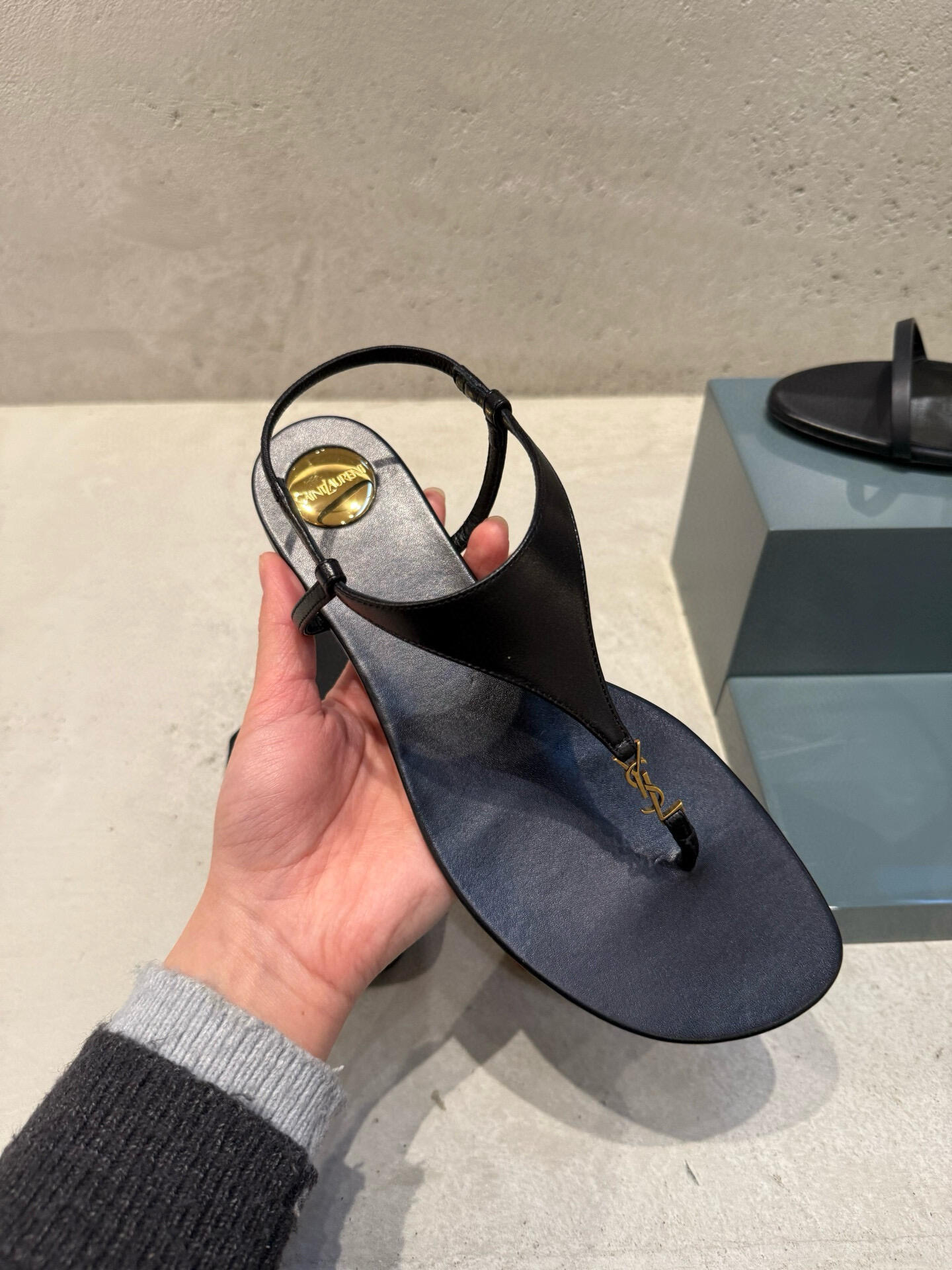 YSL 조리 플립플랍 샌들