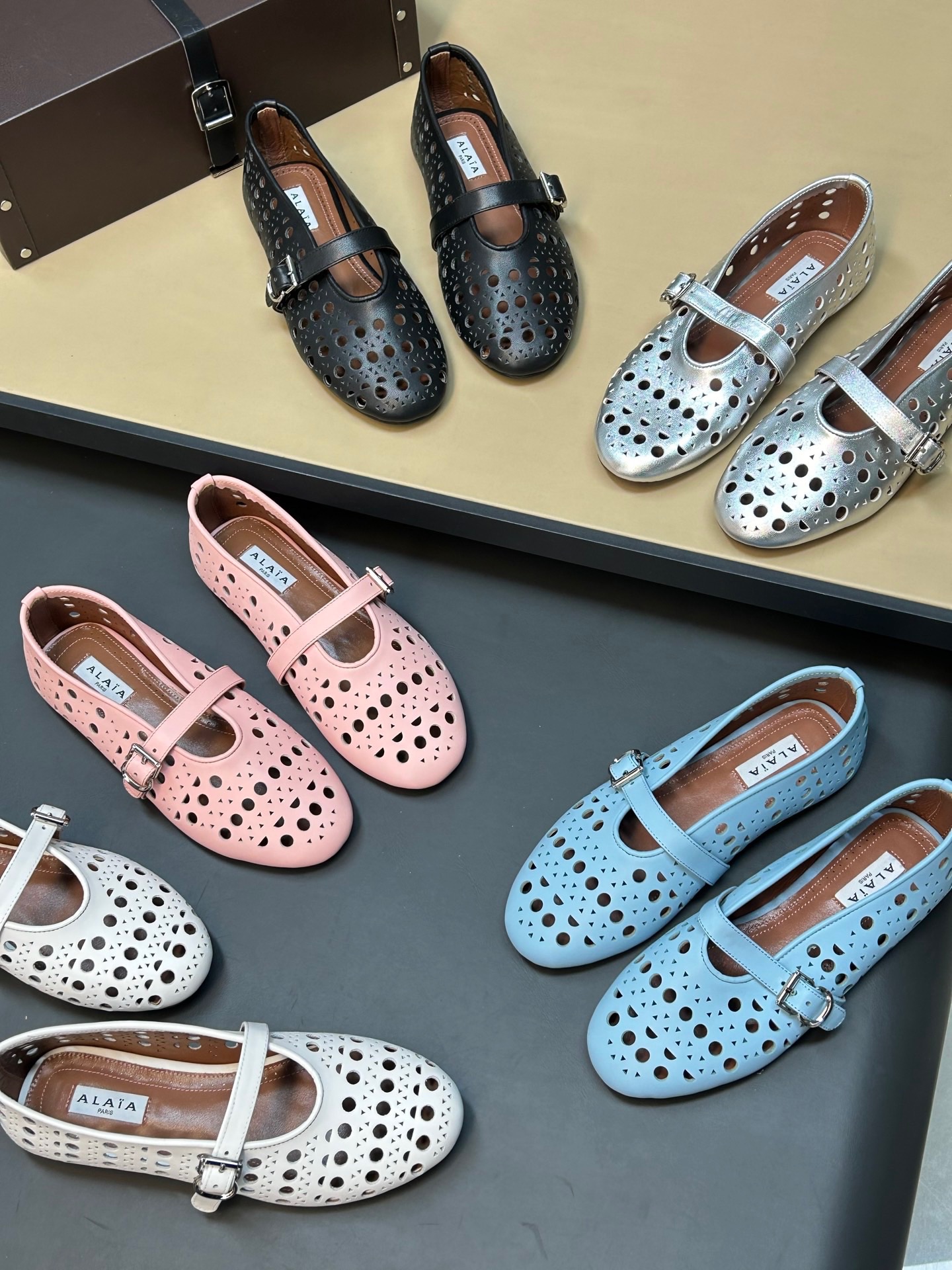Alaia 스웨이드 스톤 발레리나 플랫 (+3color)