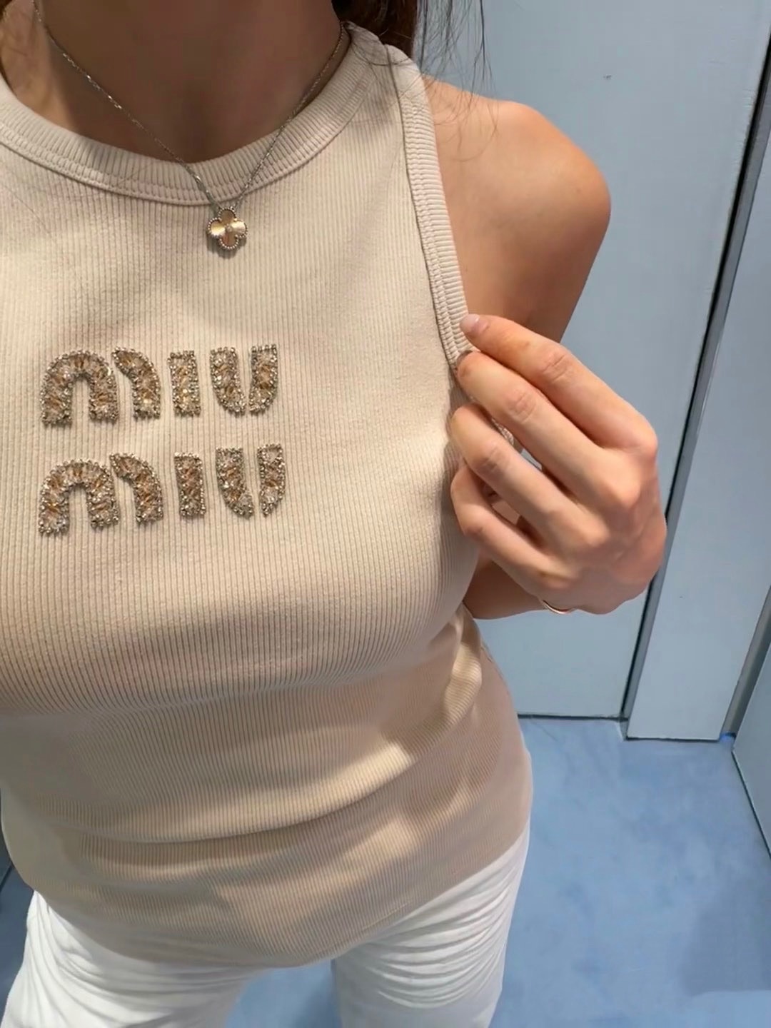 MIUMIU 스팽글 자수 나시