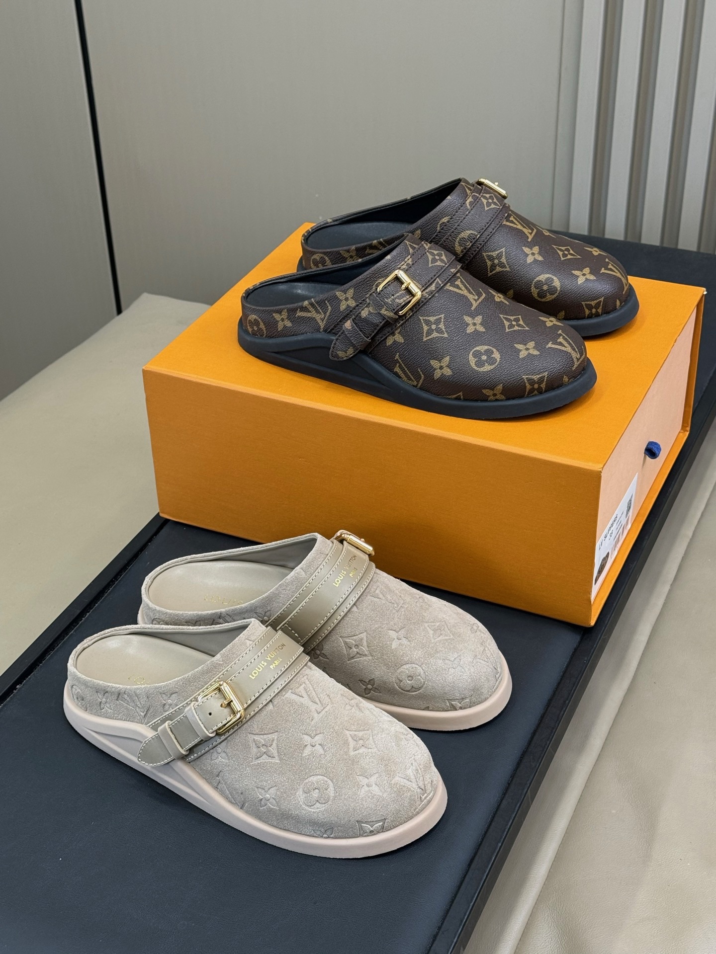 LV 모노그램 슬리퍼 