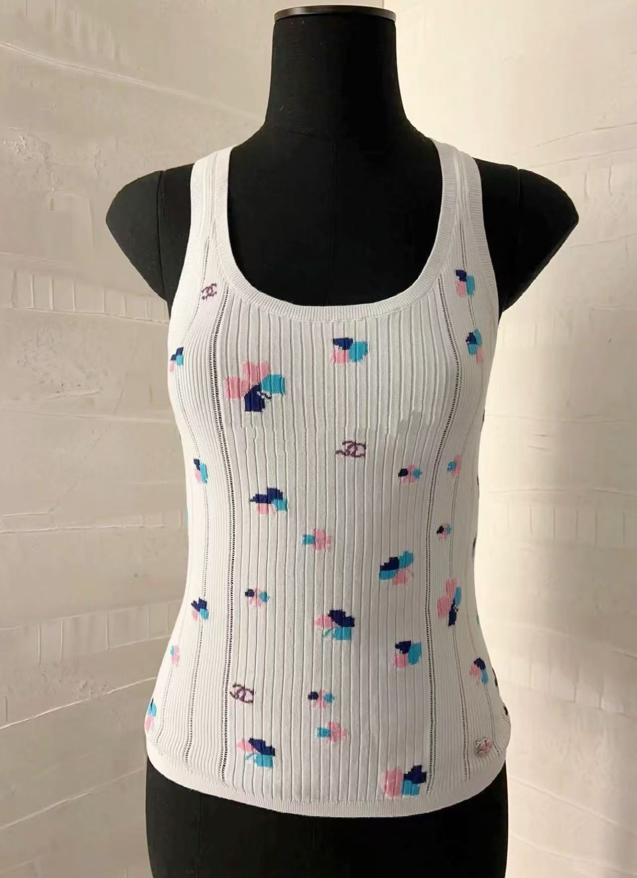 CHANEL Sleeveless knit