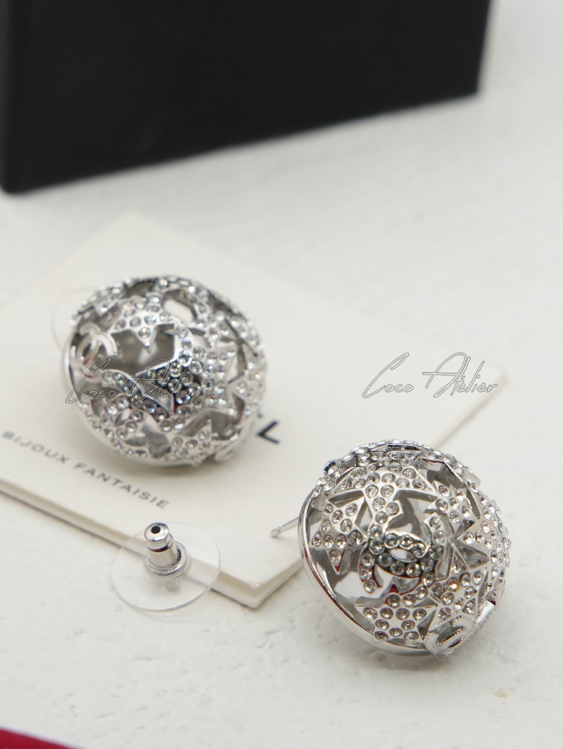 CHANEL CC 볼 이어링