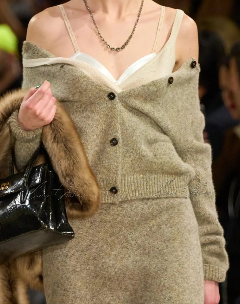 Miumiu 미우미우 로고 가디건 & 스커트