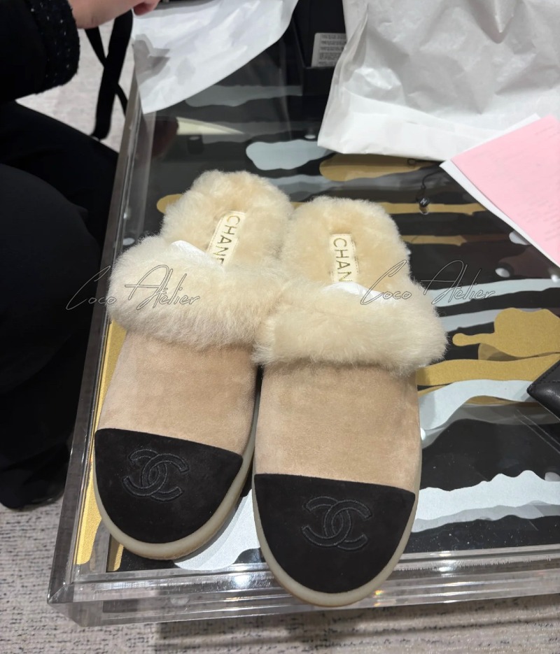 CHANEL 샤넬 투톤 시어링 뮬