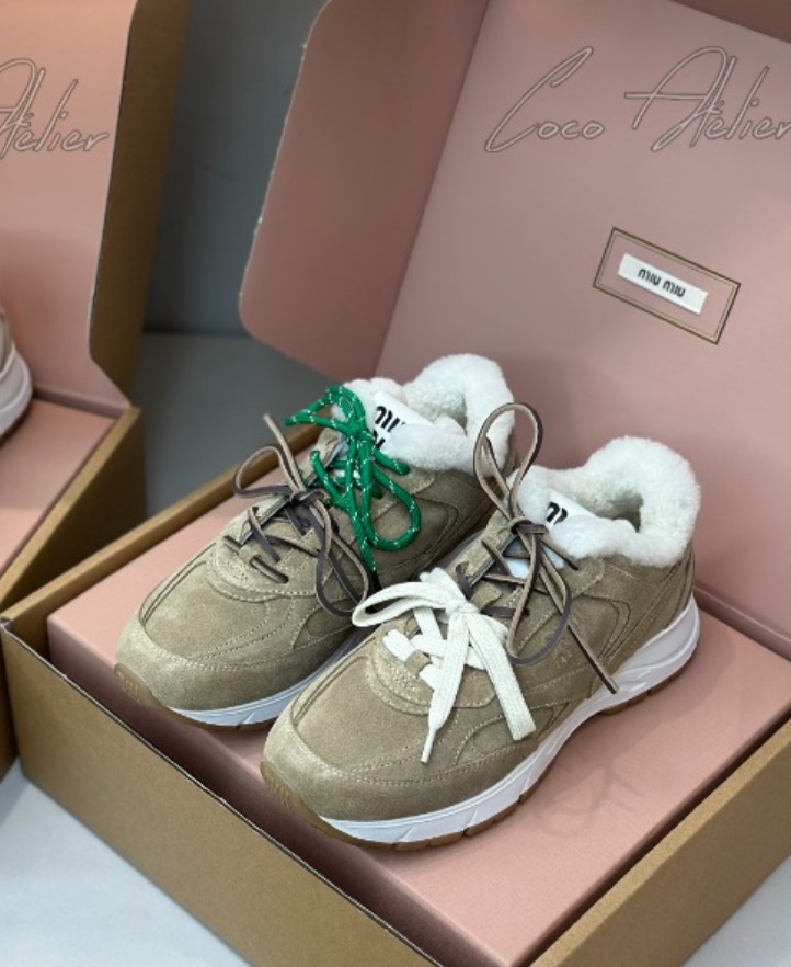 530 Searing Sneakers