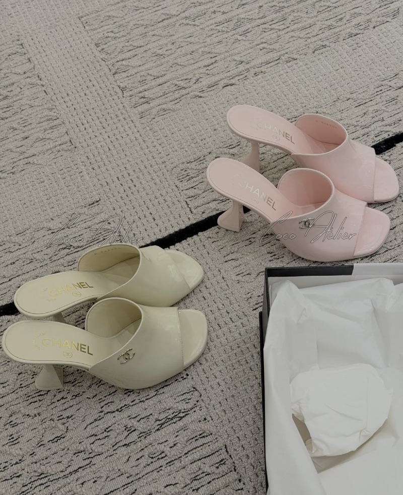 Pendant Sandals Hill