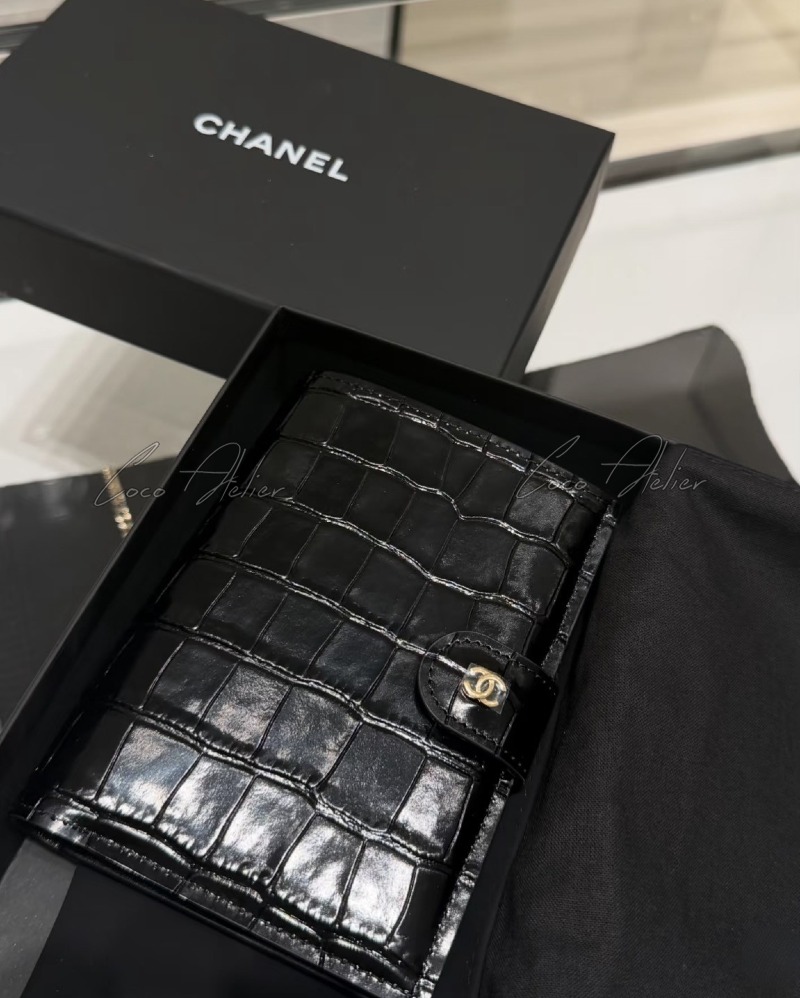 Crocodile passport wallet