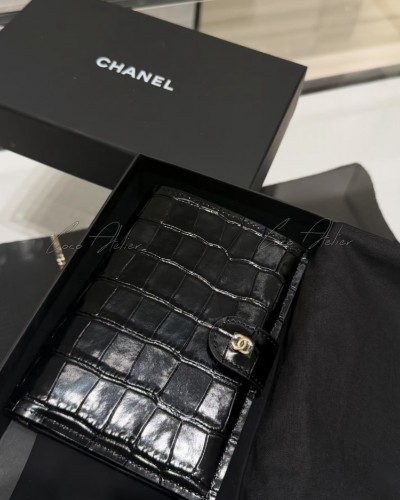 Crocodile passport wallet
