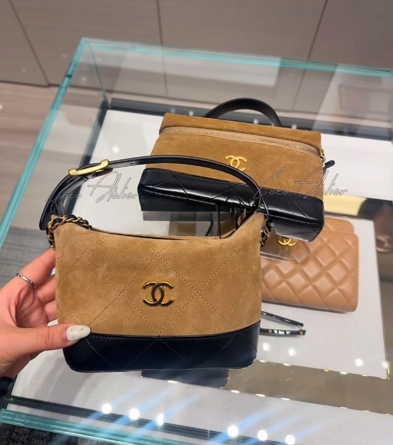 26P Suede chain bag