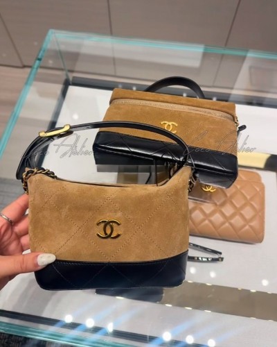 26P Suede chain bag